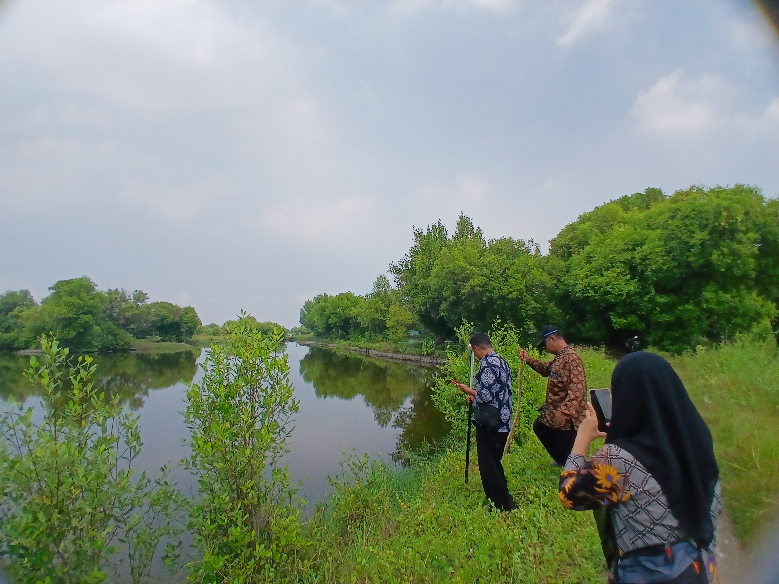 Dukung Persiapan Pembangunan Jalan Baru, DPUTR Gresik Pasang Patok Rencana Trase Jalan Kemudi–Betoyoguci