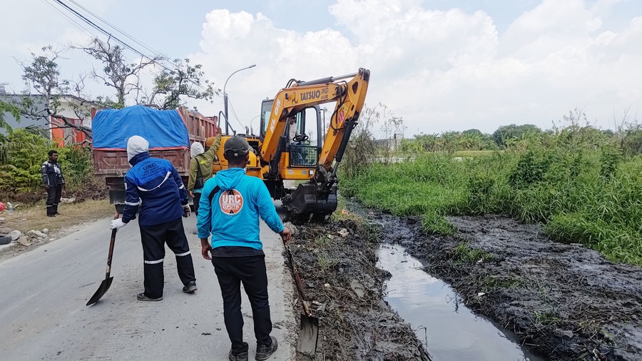 DPUTR Gresik Normalisasi Saluran Air Leran–Suci, URC Tangani Jalan Rusak Akibat Genangan