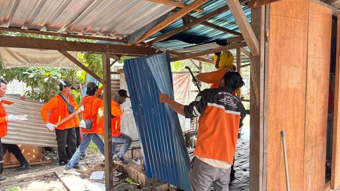 Cegah Banjir, Dinas PUTR Gresik Tertibkan Bangunan Liar di Sempadan Saluran Irigasi Driyorejo