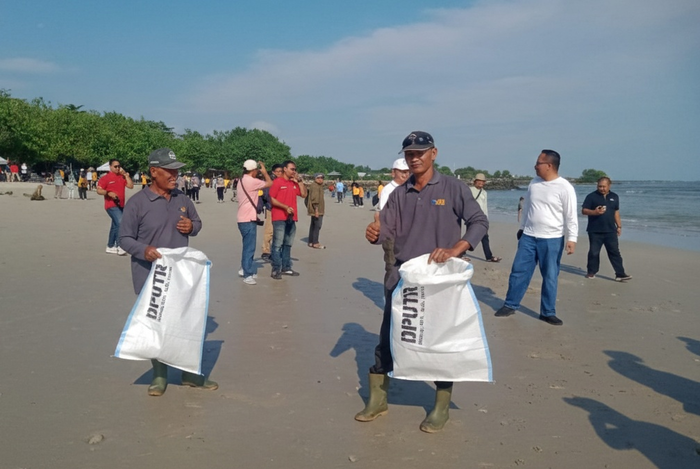 Aksi Bersih Pantai di Dalegan, Pemerintah Kabupaten Gresik Ajak Masyarakat Jaga Lingkungan